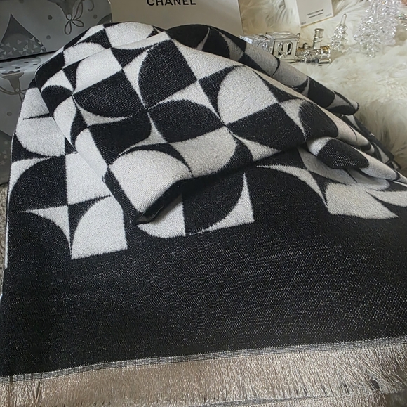 Large geometric pattern cozy winter scarf - Picture 8 of 9